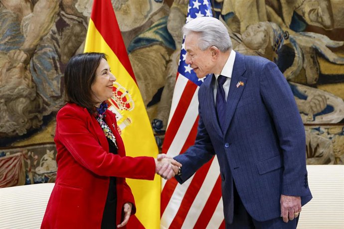Archivo - La ministra de Defensa, Margarita Robles, se reúne con el embajador de los Estados Unidos de América en España, Benjamín León Jr., en la sede del Ministerio de Defensa, 4 de marzo de 2026, en Madrid (España). La reunión tiene lugar tras el anunc