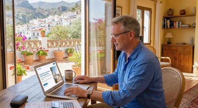 Hombre leyendo noticias fiscales en su portátil desde casa