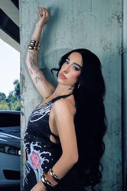 La artista sevillana Cristina Vela, concida artísticamente como Juicy BAE.