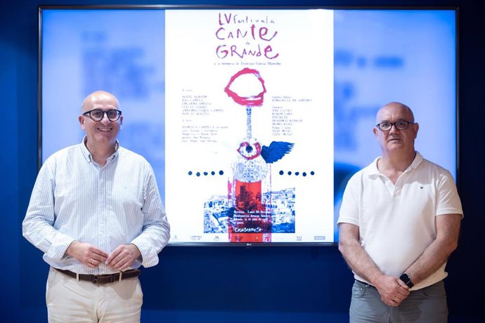 El vicepresidente de Cultura, Manuel López Mestanza, junto con el alcalde de Casabermeja, Pedro Hernández, en rueda de prensa