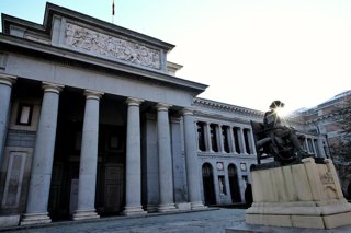 Archivo - La estatua de Velázquez frente al Museo del Prado, en el Paseo del Prado, en Madrid, a 22 de noviembre de 2020. El Ayuntamiento de Madrid ha impulsado la candidatura del paseo del Prado y El Retiro para convertirse en Patrimonio Mundial de la UN