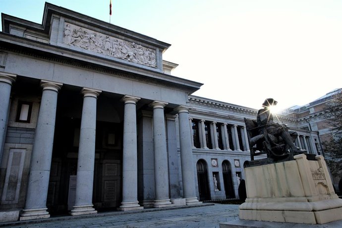 Archivo - La estatua de Velázquez frente al Museo del Prado, en el Paseo del Prado, en Madrid, a 22 de noviembre de 2020. El Ayuntamiento de Madrid ha impulsado la candidatura del paseo del Prado y El Retiro para convertirse en Patrimonio Mundial de la UN
