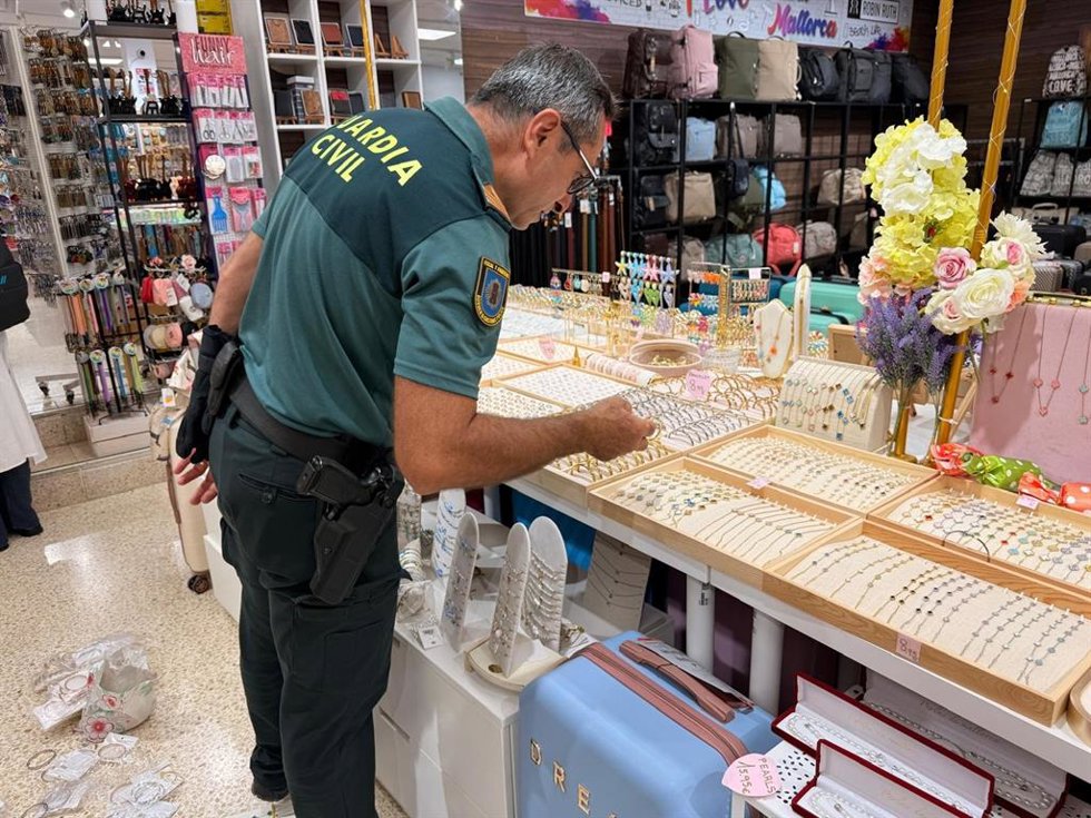 La Guardia Civil interviene más de 5.400 piezas de joyería falsificadas en Cales de Mallorca.