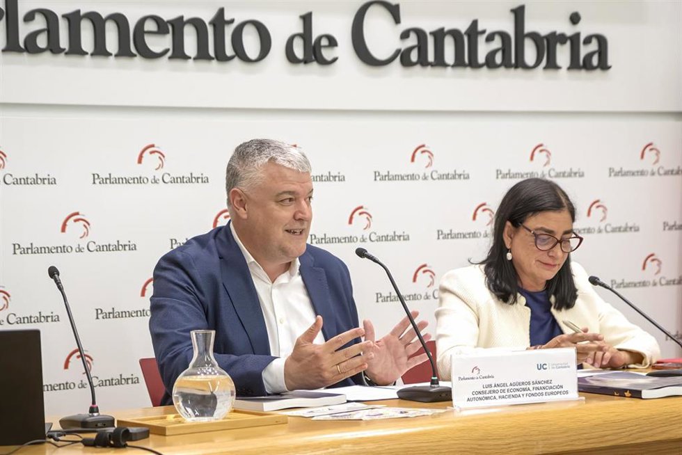 El Consejero De Economía, Hacienda, Financiación Autonómica Y Fondos Europeos, Luis Ángel Agüeros, Interviene En El Curso De Verano De La Universidad De Cantabria ‘Las Regiones Ante La Europa 4.0’.