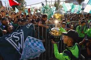 Futbol, Santiago Wanderers, Campeon Copa de Libertadores Sub 20  El equipo de Santiago Wanderers reacciona durante las celebraciones de Campeon Copa de Libertadores Sub 20 en el Estadio Elias Figueroa, de la comuna de Valparaiso, Chile. 24/03/2026 Andres