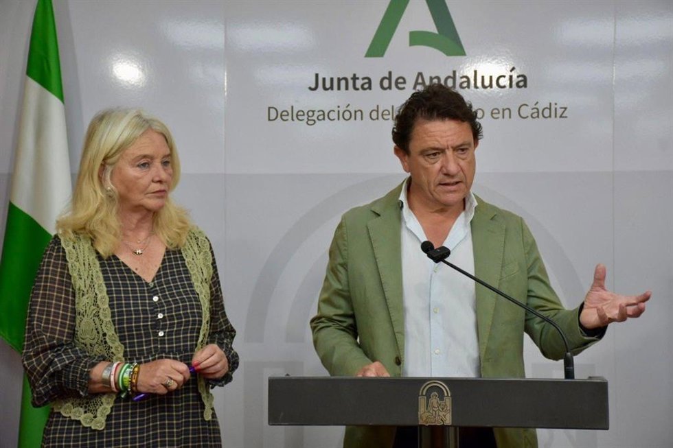 El delegado territorial de Empleo, Empresa y Trabajo Autónomo en Cádiz, Daniel Sánchez, junto a la delegada de la Junta, Mercedes Colombo.