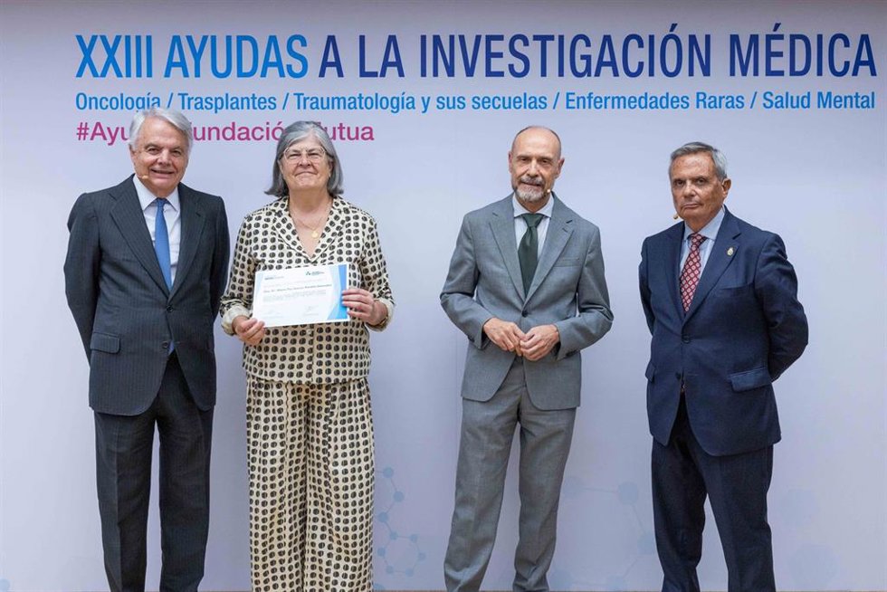 Paz García-Portilla, catedrática de Psiquiatría de la Universidad de Oviedo e IP del Grupo de Investigación en Psiquiatría (PsiOvi) del Instituto de Investigación Sanitaria del Principado de Asturias (ISPA), recogiendo su ayuda.