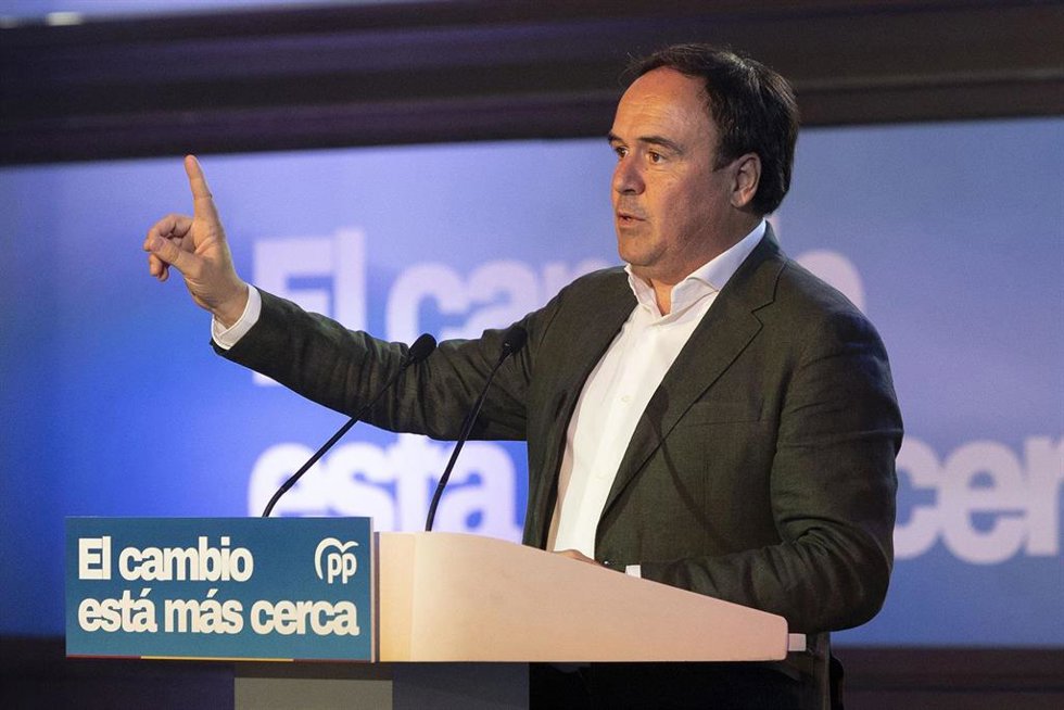 El presidente de la Generalitat valenciana y presidente del PP de la Comunidad Valenciana, Juanfran Pérez Llorca, interviene durante la clausura del II Foro de Diputaciones, Cabildos y Consells del Partido Popular, en el Auditorio de Castellón
