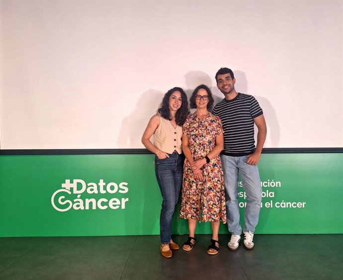 De izquierda a derecha, la asesora científica en GEICAM Coral López; la coordinadora del proyecto Virginia Lope Carvajal, del Centro Nacional de Epidemiología-ISCIII y miembro asociado a GEICAM; y el asesor médico en GEICAM Óscar Polonio.