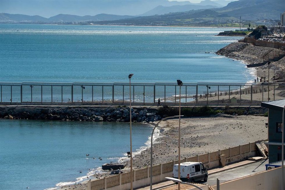 Archivo - Nueva configuración del espigón tras los distintos temporales, en la frontera de El Tarajal, a 17 de febrero de 2026, en Ceuta (España). 