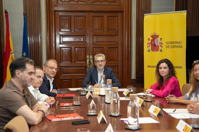 El ministro de Hacienda, Arcadi España (4i), junto al delegado del Gobierno, Alfonso Rodríguez (3i), y la vicesecretaria del PSIB, Rosario Sánchez (1d).
