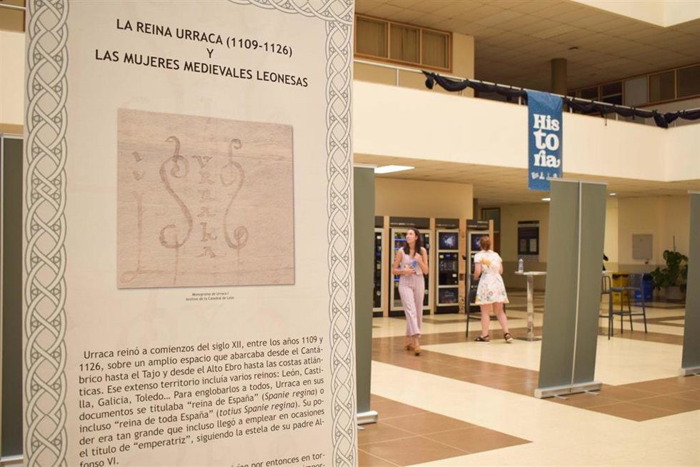 La Facultad de Filosofía y Letras de la ULE acoge la exposición 'La reina Urraca (1109-1126) y las mujeres medievales leonesas'.