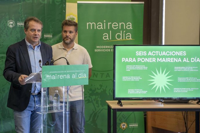 Antonio Conde, en el atril, presenta el plan 'Mairena Al Día' para modernizar los servicios esenciales del municipio.