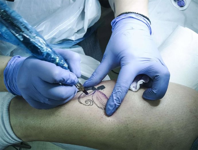Archivo - Una persona hace un tatuaje.