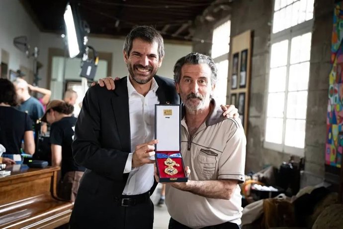 El ministro de Cultura, Ernest Urtasun, junto al actor Luis Zahera.