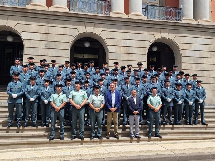 El delegado del Gobierno en Canarias, Anselmo Pestana (c), en el acto de recepción a guardias civiles en prácticas