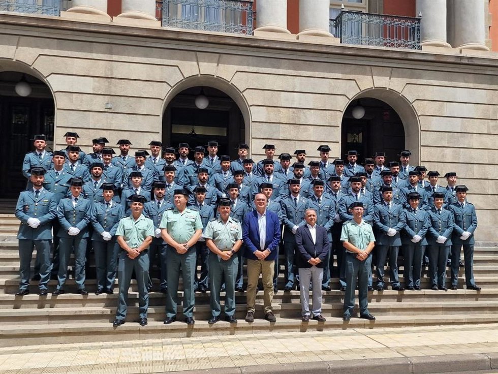 El delegado del Gobierno en Canarias, Anselmo Pestana (c), en el acto de recepción a guardias civiles en prácticas