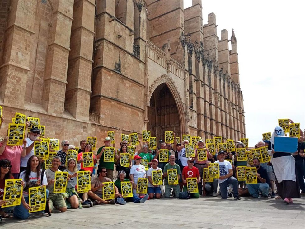Archivo - Representantes de la plataforma Menys turisme més vida, a los pies de la catedral de Mallorca.