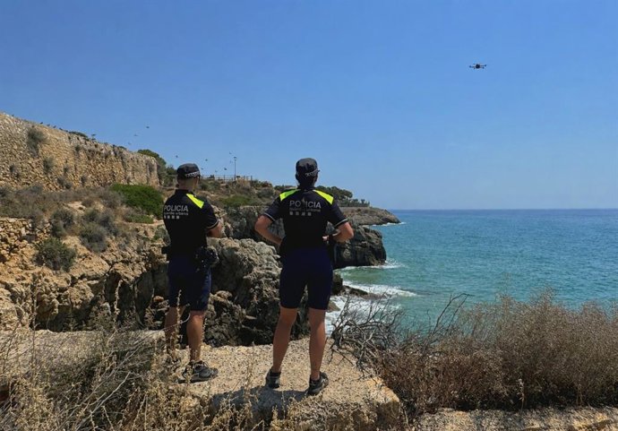 Agentes de la Guàrdia Urbana vigilan con un dron la zona de rocas del litoral tarraconense