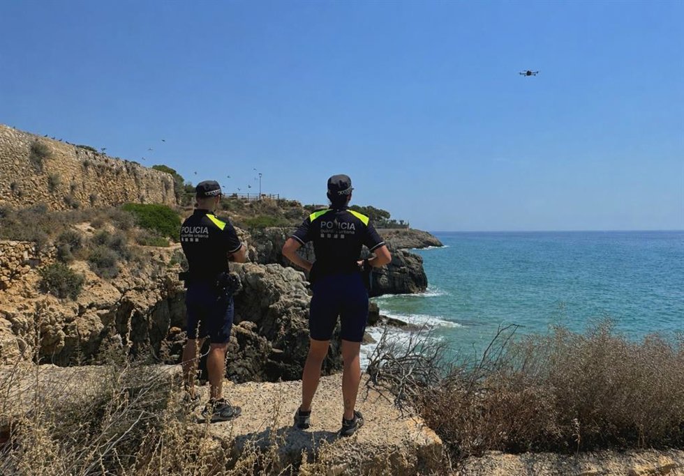 Agentes de la Guàrdia Urbana vigilan con un dron la zona de rocas del litoral tarraconense