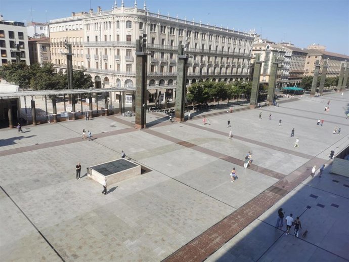 Archivo - Una pantalla gigante permitirá seguir el partido España-Bélgica en la plaza del Pilar.