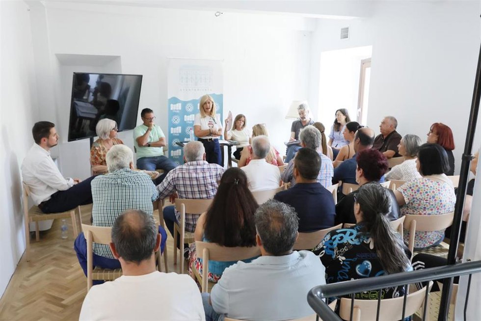 Archivo - La alcaldesa de Úbeda, Antonia Olivares (c), en una reciente reunión con comerciantes del mercado sobre el proyecto de remodelación.