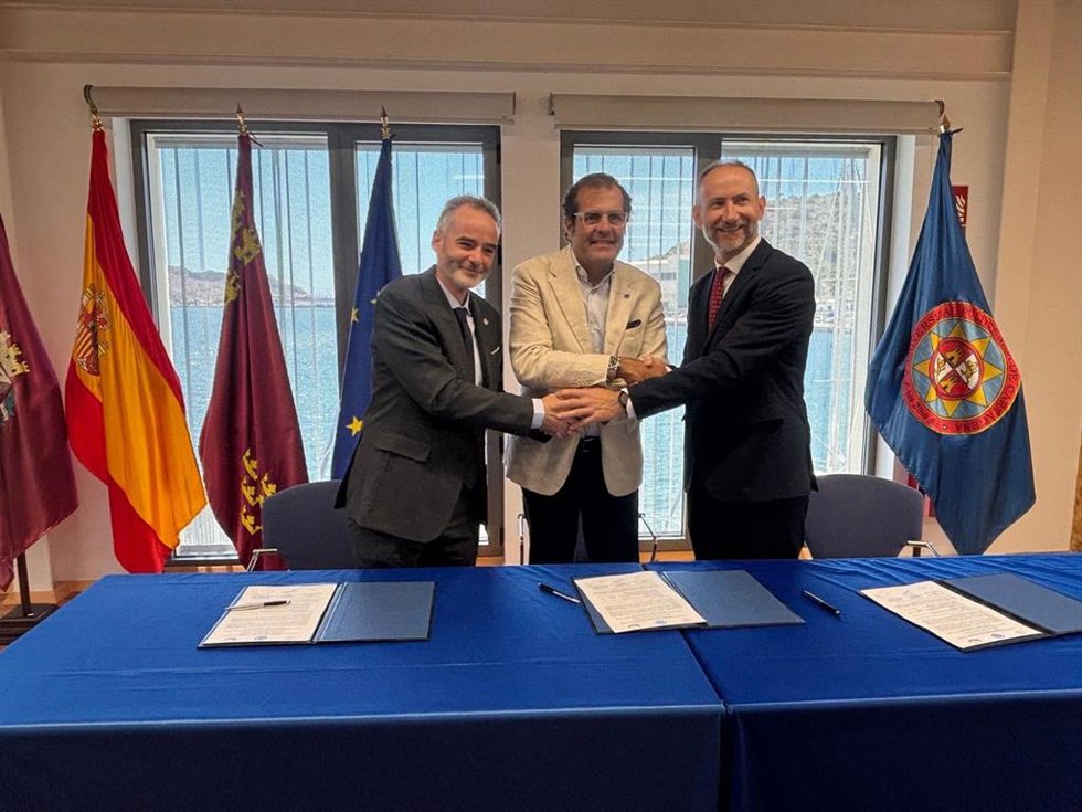 El presidente de la APC, Pedro Pablo Hernández, y los rectores de la UPCT y la UMU, Mathieu Kessler y Samuel Baixauli, tras suscribir los nuevos contrtaos de investigación