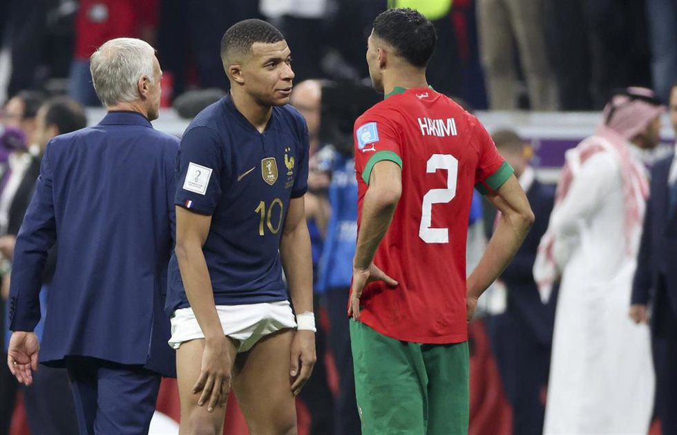 Archivo - El jugador francés Kylian Mbappé (izq) y el marroquí Achraf Hakimi, en el Mundial de Catar en 2022.