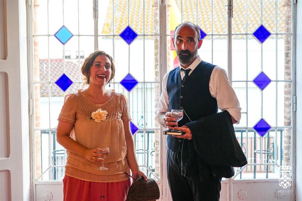 Actores que encarnan a Juan Ramón Jiménez y Zenobia Camprubí en las visitas dramatizad en la casa natal del poeta en Moguer (Huelva).
