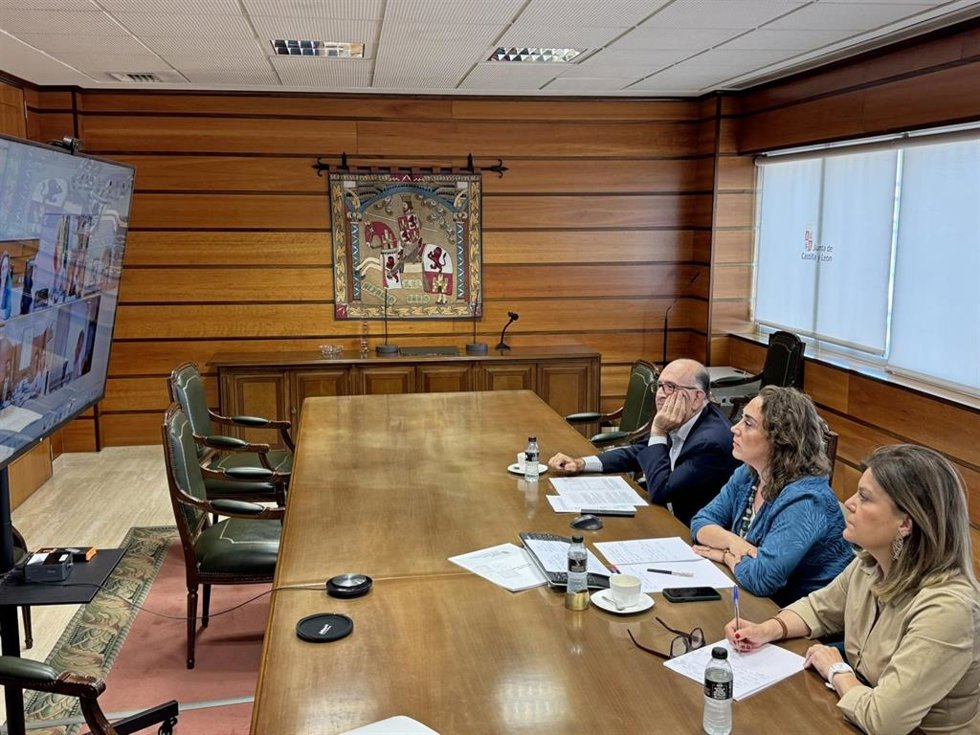 La consejera González Corral (centro) durante la videoconferencia.