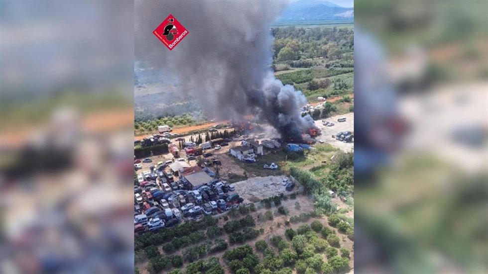 Incendio de un desguace en El Verger