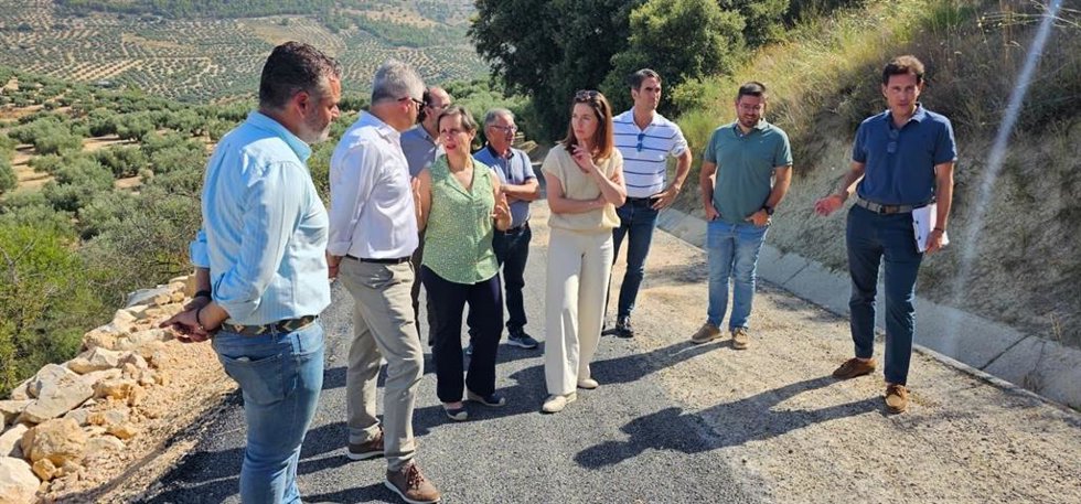 Visita a uno de los caminos rurales en los que se ha intervenido.