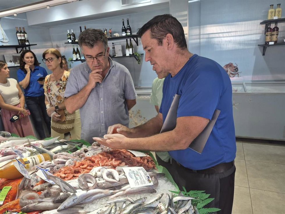 Agricultura distribuye en las pescaderías de Mallorca un recetario para fomentar el consumo de sardina local.