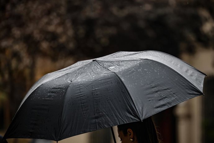 Santiago, 10 de junio de 2026.  Bajas temperaturas y lluvias debiles son parte de la manana en Santiago  Diego Martin/Aton Chile