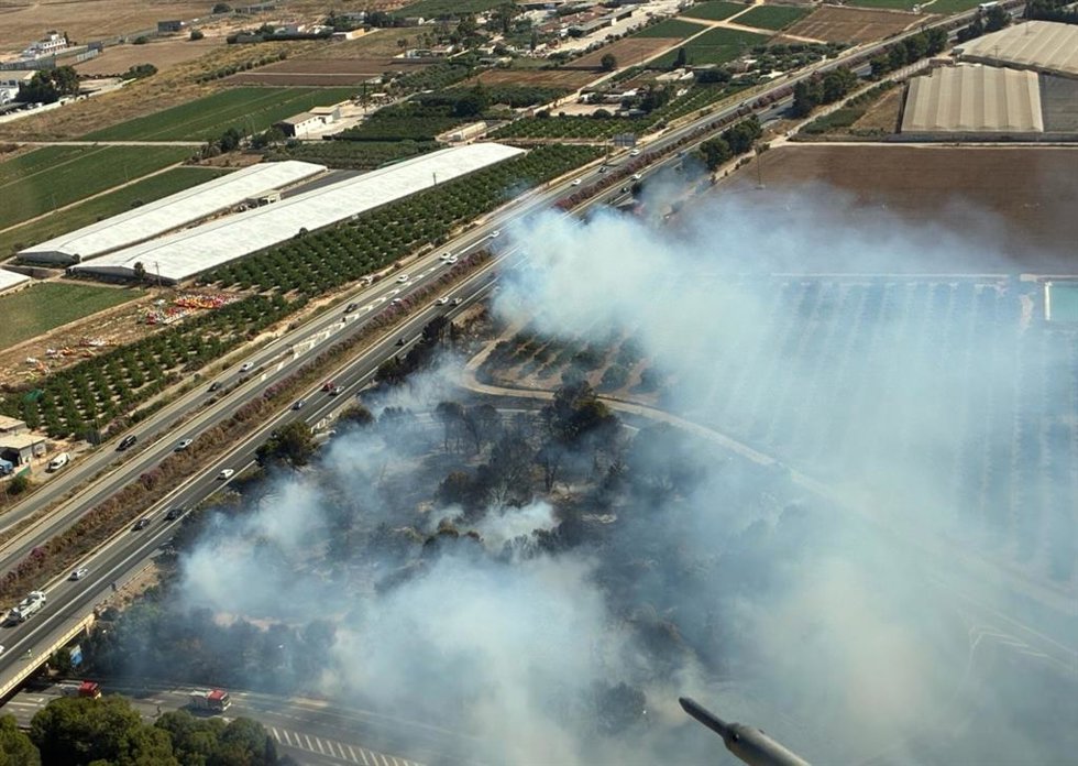 Declarados dos incendios simultáneos en el entorno de la AP-7 a su paso por San Javier y San Pedro del Pinatar