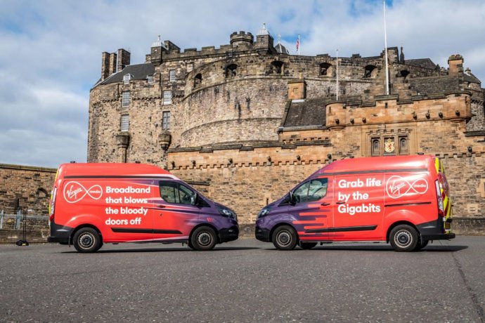 Archivo - Furgonetas de Virgin Media O2 en Edimburgo.