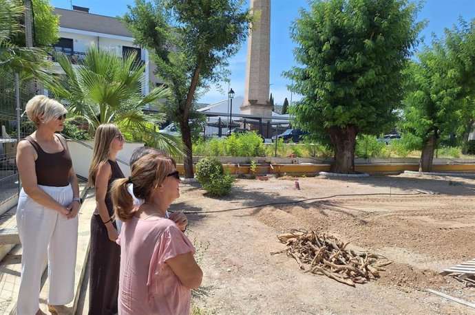 La subdelegada del Gobierno en Córdoba, Ana López, en la visita a Villa del Río.
