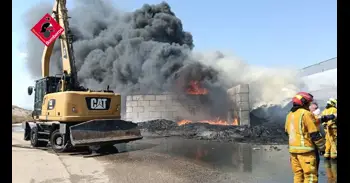 Un incendi afecta a una planta de reciclatge de Villena