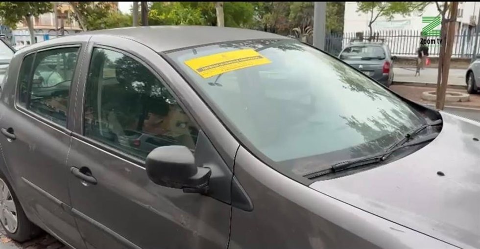 Vehículo abandonado en una calle de Córdoba pendiente de retirar.