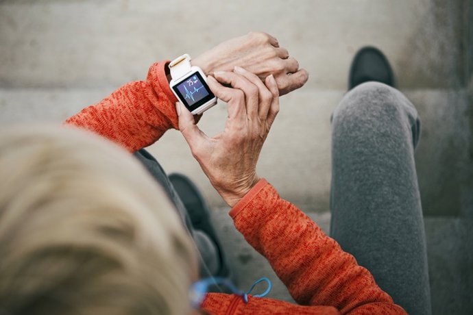 Archivo - Imagen de recurso de una mujer con reloj inteligente.
