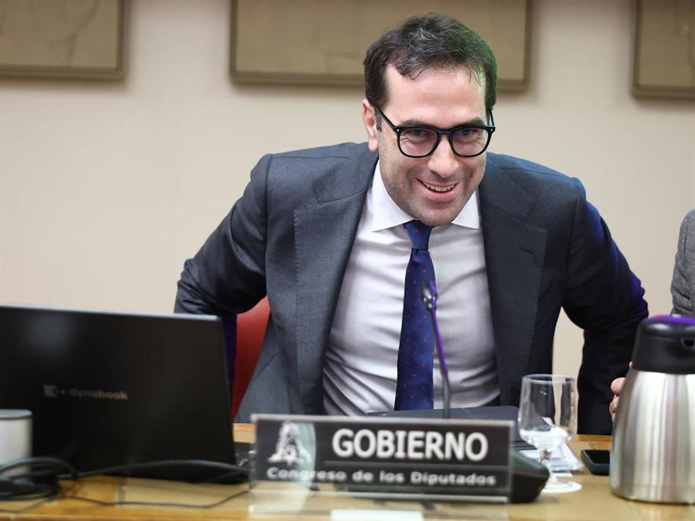 El vicepresidente primero del Gobierno y ministro de Economía, Comercio y Empresa, Carlos Cuerpo, durante la celebración de la sesión extraordinaria de la Comisión Mixta para la Unión Europea, a 8 de julio de 2026, en Madrid (España). 