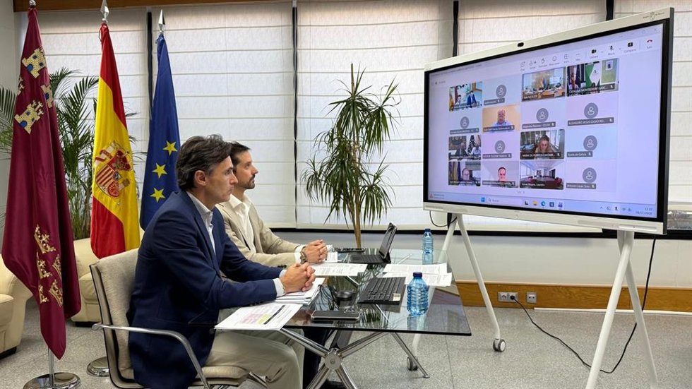 El consejero de Infraestructuras y Desarrollo Territorial, Jorge García Montoro, junto al director general de Litoral y Puertos, Agustín Osete, durante la Conferencia Sectorial de Medio Ambiente celebrada vía telemática