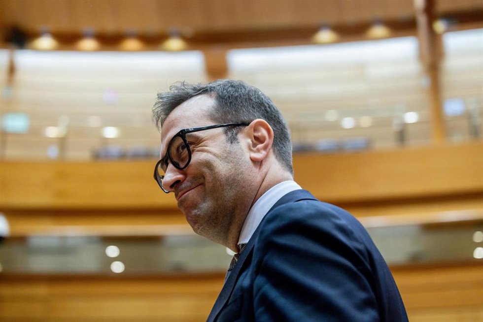 Archivo - El vicepresidente primero del Gobierno y ministro de Economía, Comercio y Empresa, Carlos Cuerpo, durante una sesión plenaria del Senado, a 12 de mayo de 2026, en Madrid (España). 