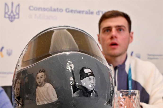 Archivo - El piloto ucraniano de skeleton Vladislav Heraskevych muestra el caso con imágenes de deportistas ucranianos fallecidos durante la invasión de Rusia