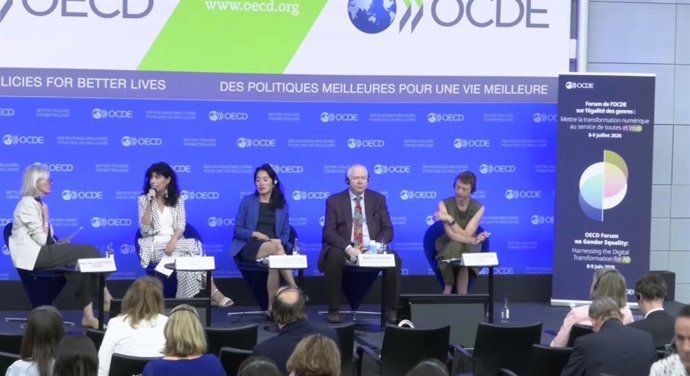 La ministra de Igualdad, Ana Redondo, en el panel 'Tecnologías digitales, datos y futuro de la economía de los cuidados' del Foro de la OCDE sobre Igualdad de Género, que se celebra en París.