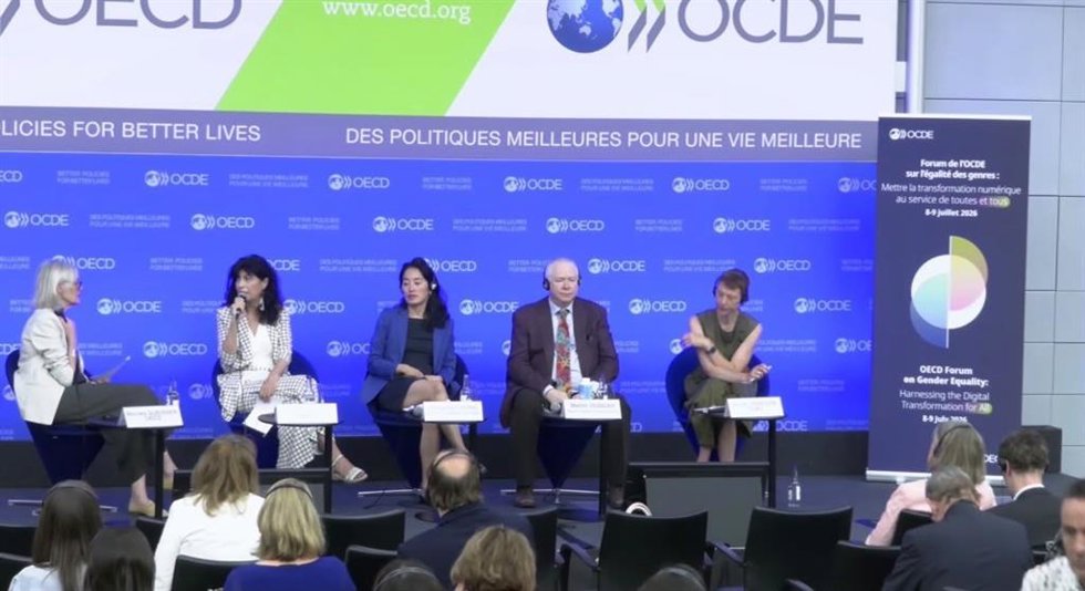 La ministra de Igualdad, Ana Redondo, en el panel 'Tecnologías digitales, datos y futuro de la economía de los cuidados' del Foro de la OCDE sobre Igualdad de Género, que se celebra en París.