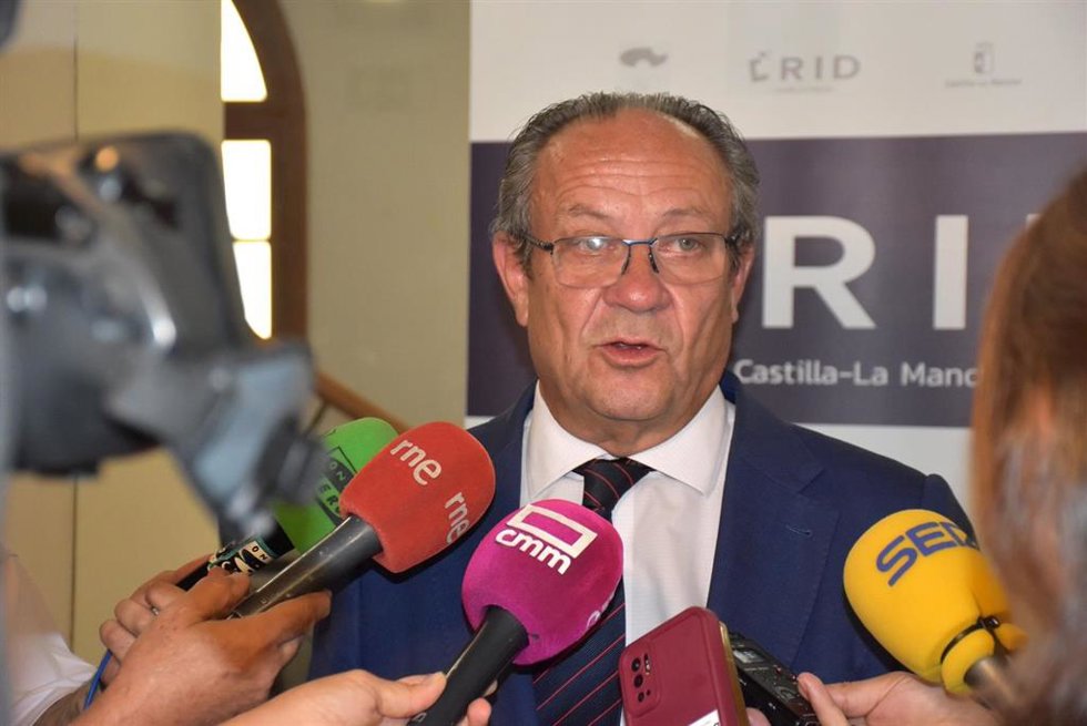 El consejero de Hacienda, Administraciones Públicas y Transformación Digital, Juan Alfonso Ruiz Molina, ha presidido el acto de firma del protocolo de incorporación de la compañía Laboratorios Farmacéuticos ROVI al CRID.