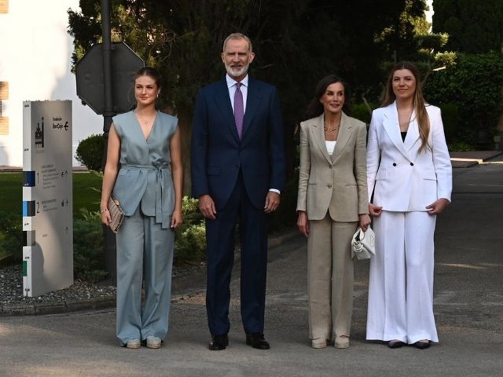 Archivo - La Infanta Sofía, acompañada por los Reyes Felipe VI y Letizia, y la princesa Leonor a su llegada a la entrega de las ayudas 'Docentes Referentes' de la Fundación Ibercaja