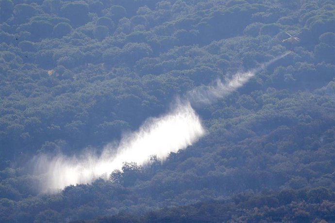 Medios aéreos trabajan en las labores de extinción del incendio forestal en la localidad gaditana de Grazalema. Imagen de archivo.