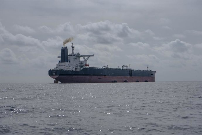 Archivo - Arquivo - O navio ANSHUN II com as amarras “Yokohama” preparadas e as tubulações conectadas para receber outro petroleiro e transferir petróleo bruto russo, a 20 milhas de Ceuta, em 5 de março de 2023, em Ceuta (Espanha). Os navios CRIUS, ANSHUN